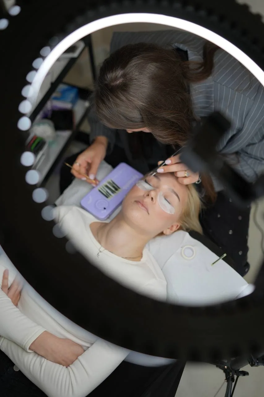Lash appointment under the ring light